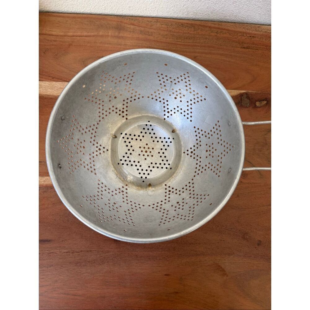 Starburst punched pattern 1950’s heavy gauge aluminum colander kitchen strainer